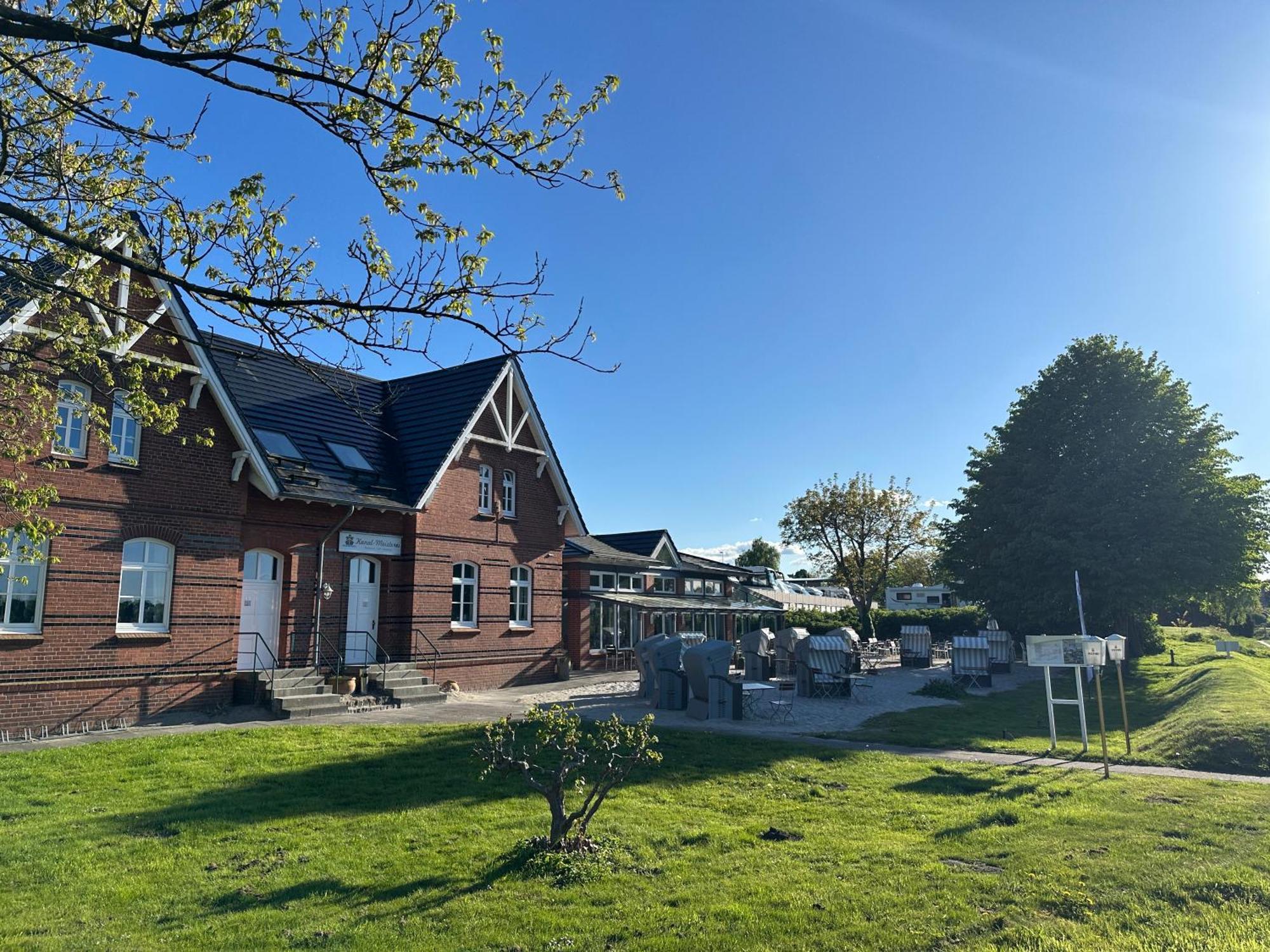 Kanal-Haus "Das Gaestehaus Direkt Am Nok" Osterrönfeld Esterno foto